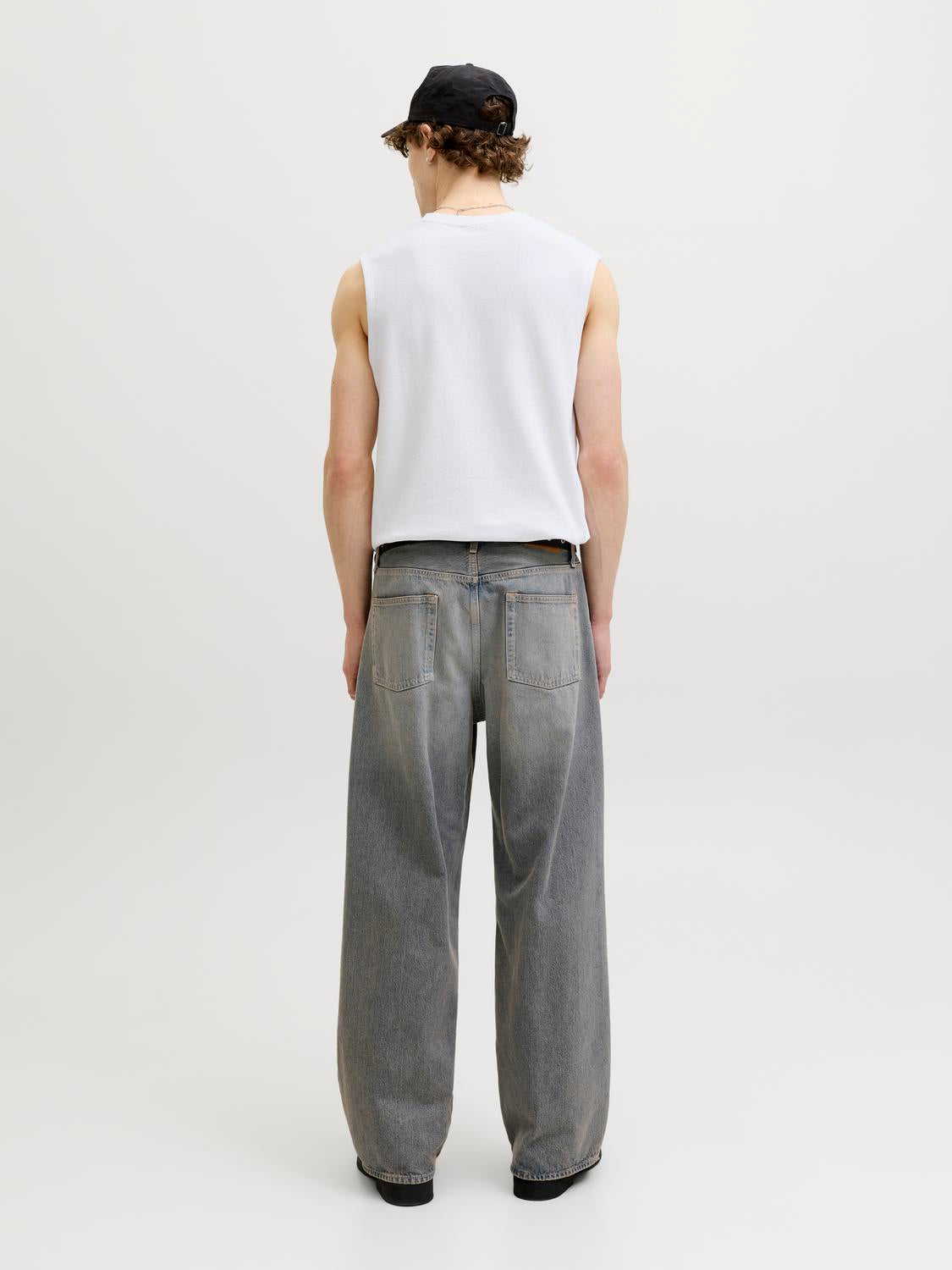 model_shot-back